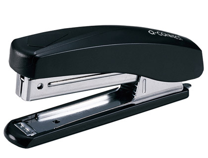 AGRAFEUSE BUREAU Q-CONNECT CONOMIQUE PLASTIQUE 24X45X105MM 10 FEUILLES AGRAFES N10 COLORIS NOIR