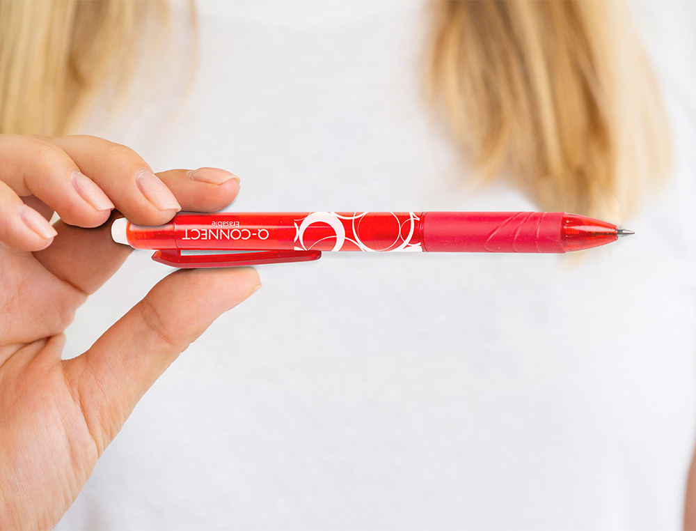 ROLLER Q-CONNECT ÉCRITURE MOYENNE 0.7MM ENCRE EFFAÇABLE GRIP PRÉHENSION GOMME SERTIE COLORIS ROUGE